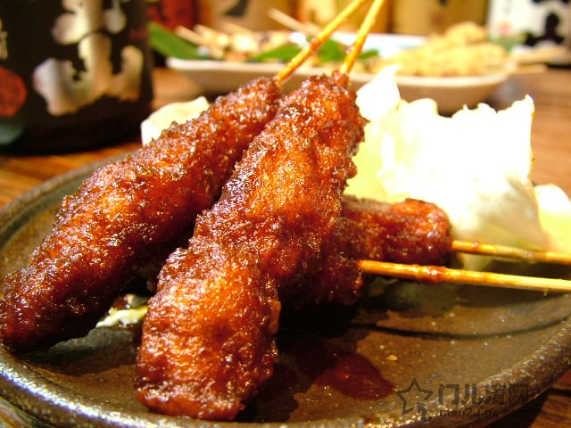 （名物）土手味噌炸猪肉串【名物　どて味噌串カツ】